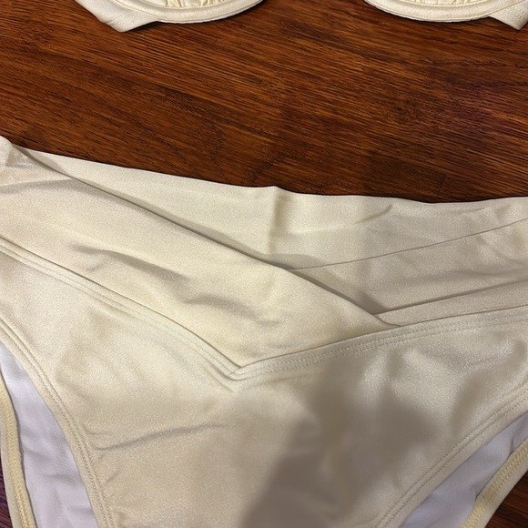 Yellow bikini - Picture 3 of 6